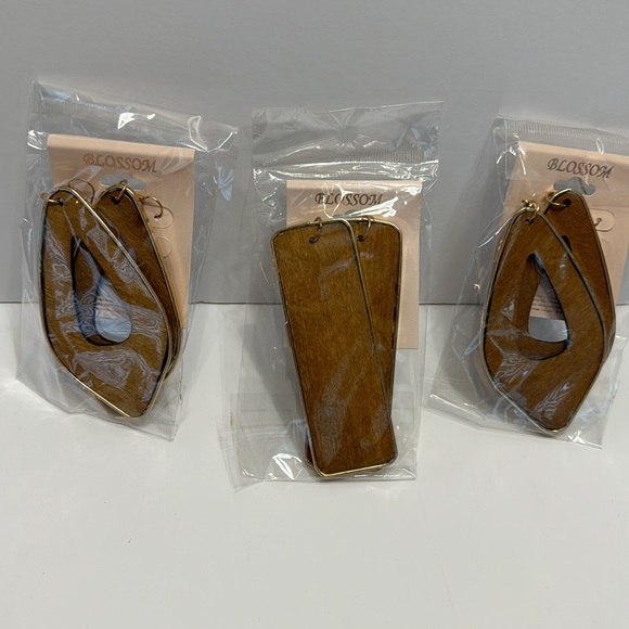 Blossom (Set of 3) Light Brown Earrings Gold trim & New in Package - Picture 5 of 17